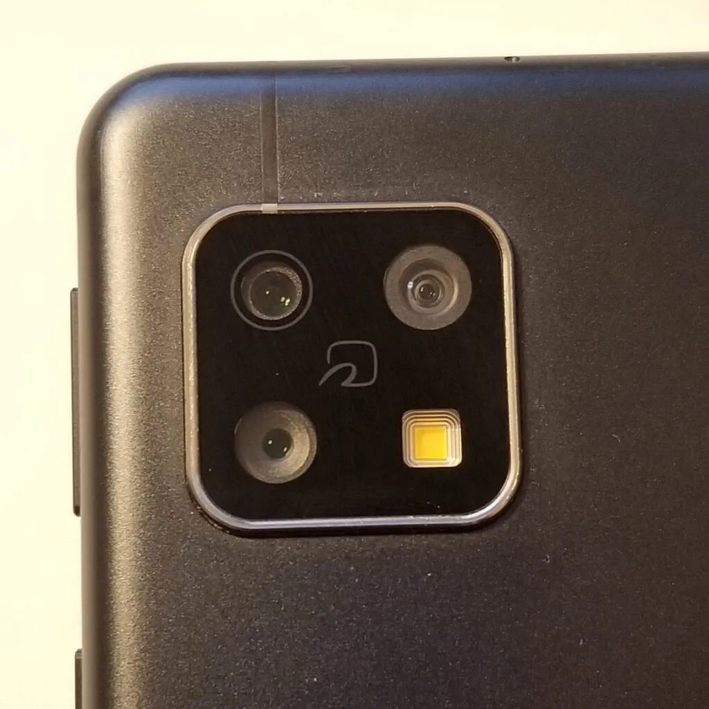 AQUOS sense4の三眼カメラ部