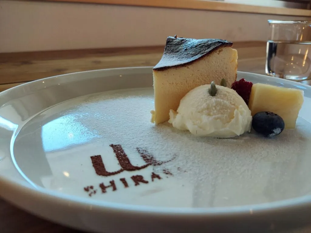 山荘しらさのカフェスペースと薪ストーブ
