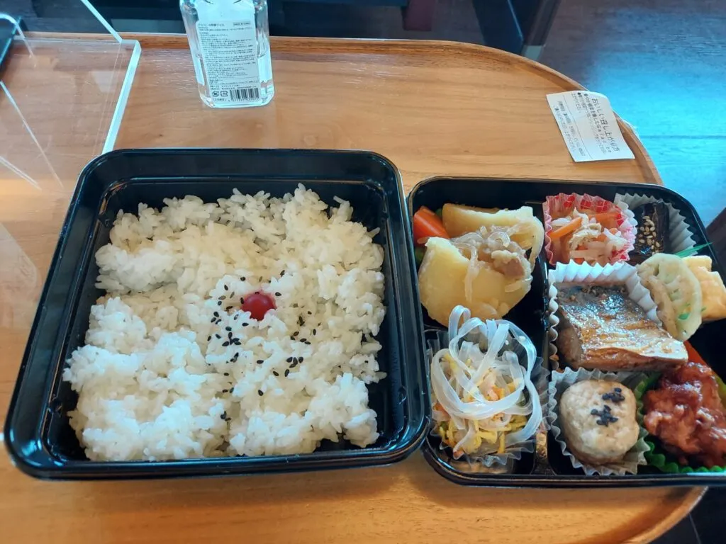 大丸下関店で調達した彩り豊かなお弁当