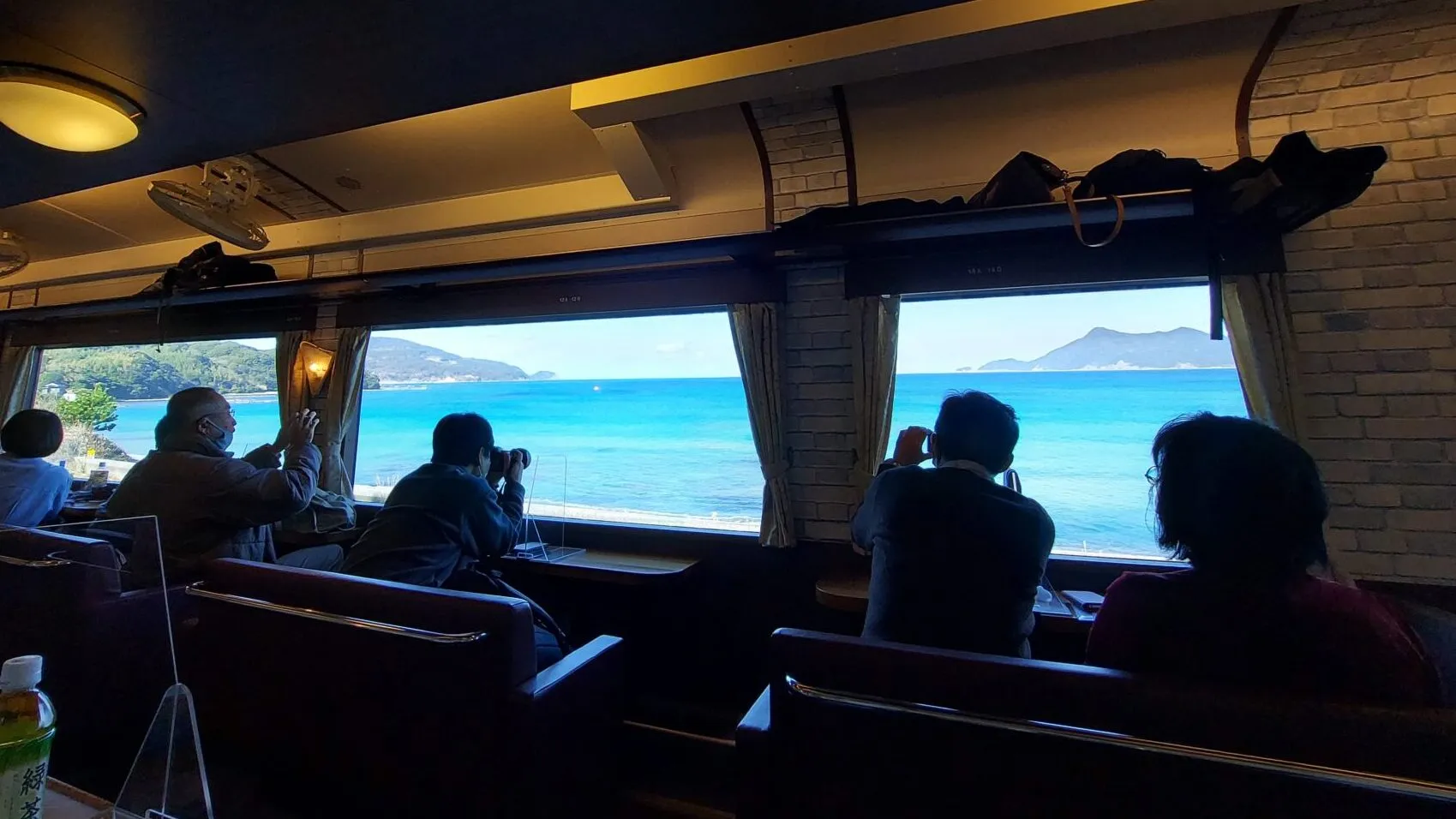 車窓から広がる日本海の荒波と青い海